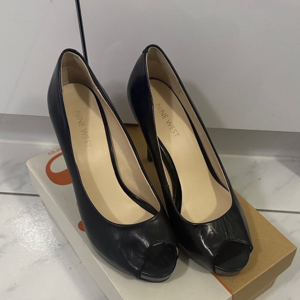 Nine West Classic Black Peep Toe 4” platform Leather Heels-Size 7